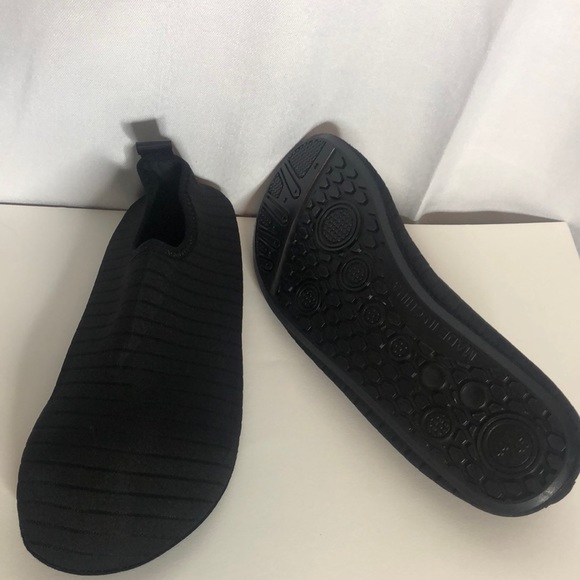 Unisex Adults & Children Waterproofed athletic Shoes. Size Varies - Picture 3 of 5